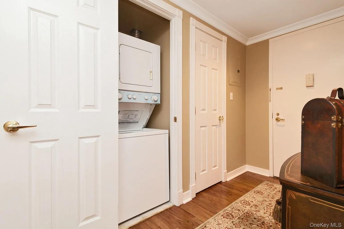 Interior, Utility Closets, Washer, Wood Texture Flooring
