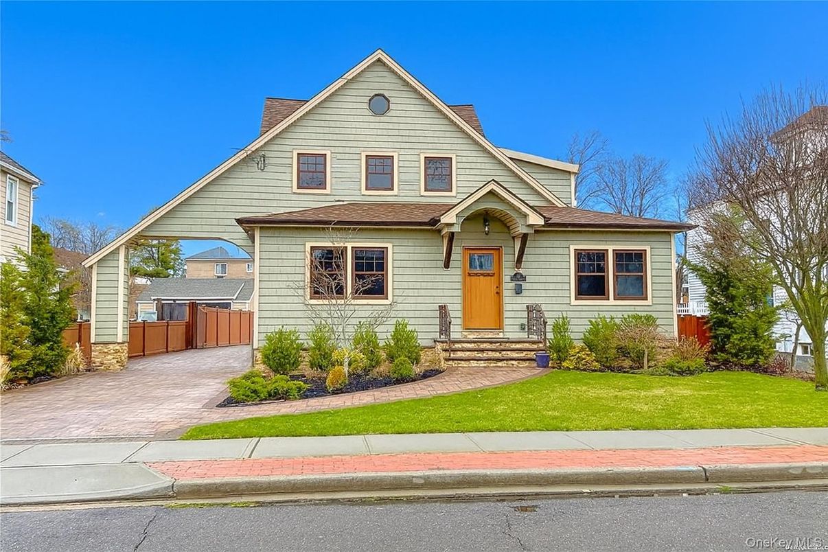 Exterior, Facade, Queen Anne Victorian