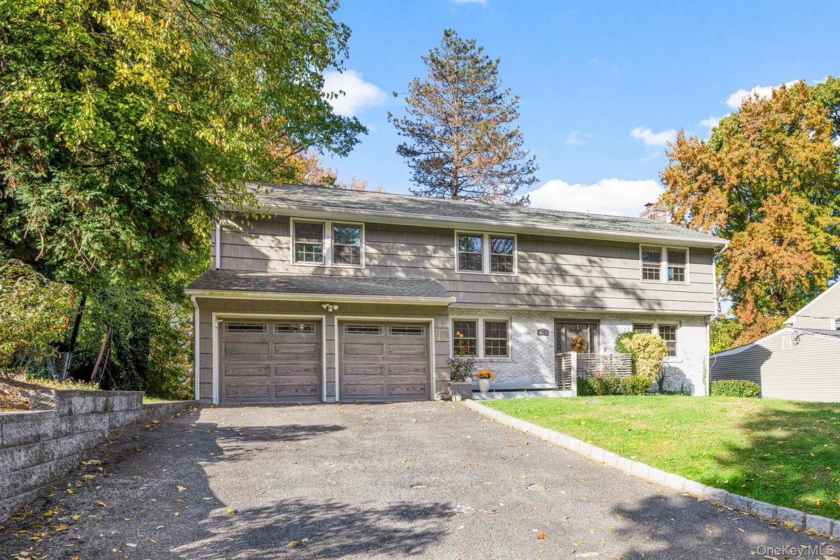 Attached, Exterior, Facade, Split Level