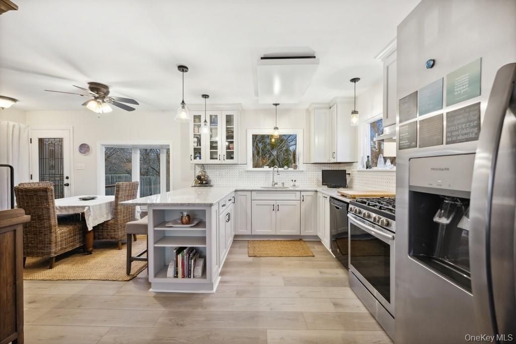 Dining room, Interior, Kitchen, Pendant Lights, Wood Texture Flooring