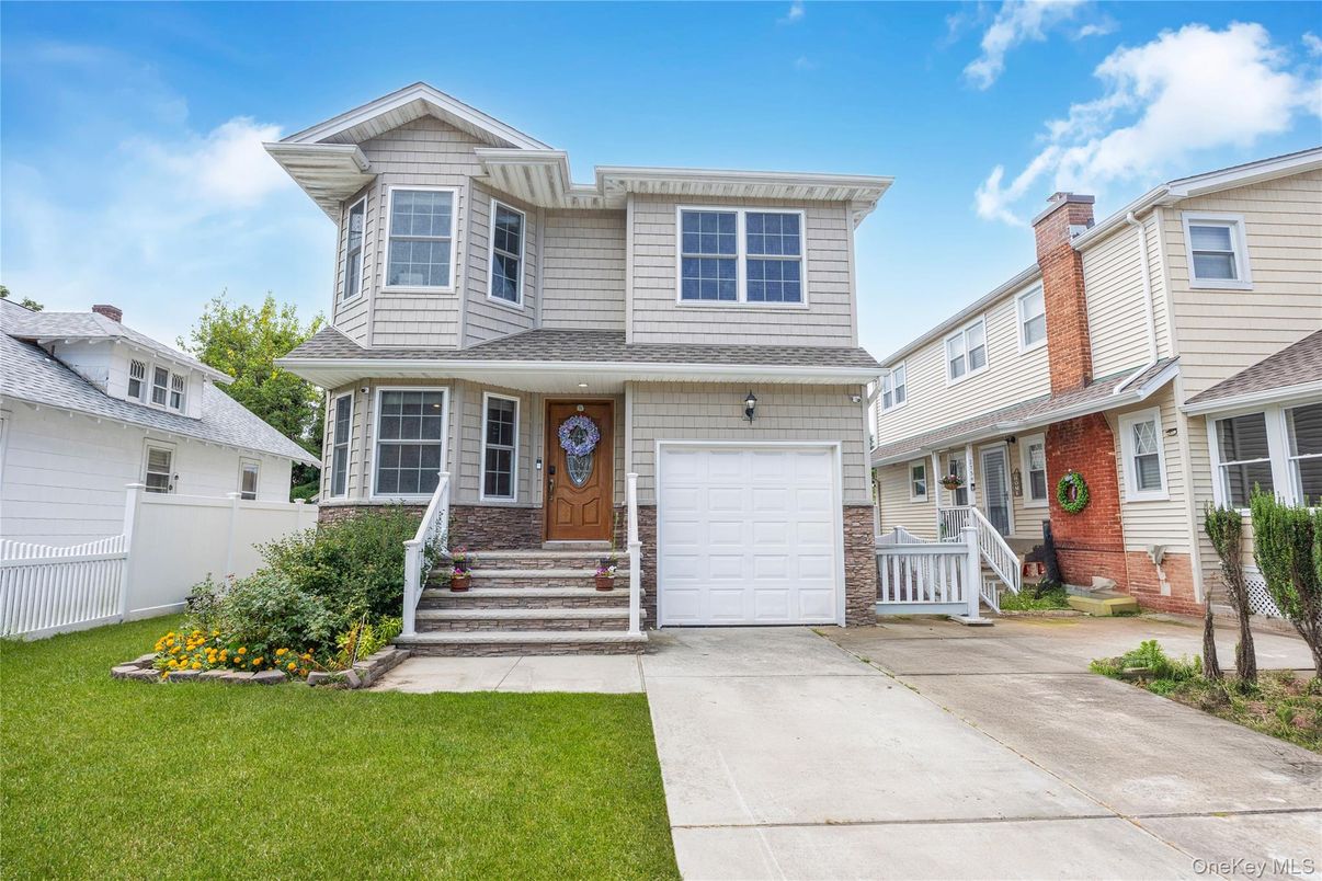 Attached, Exterior, Facade, Brick Facade, Queen Anne Victorian