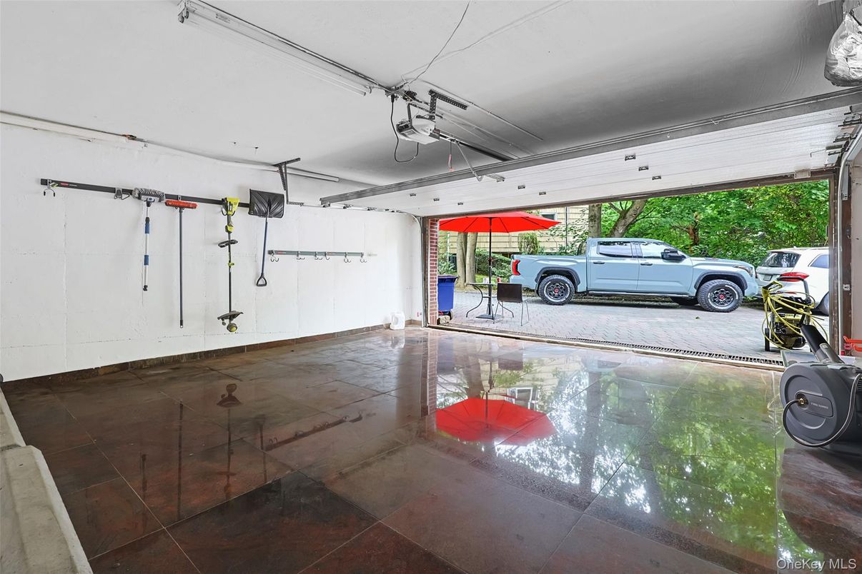 Garage, Interior