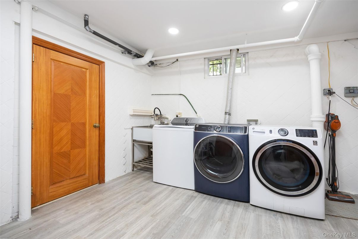 Interior, Recessed Lighting, Washer, Wood Texture Flooring