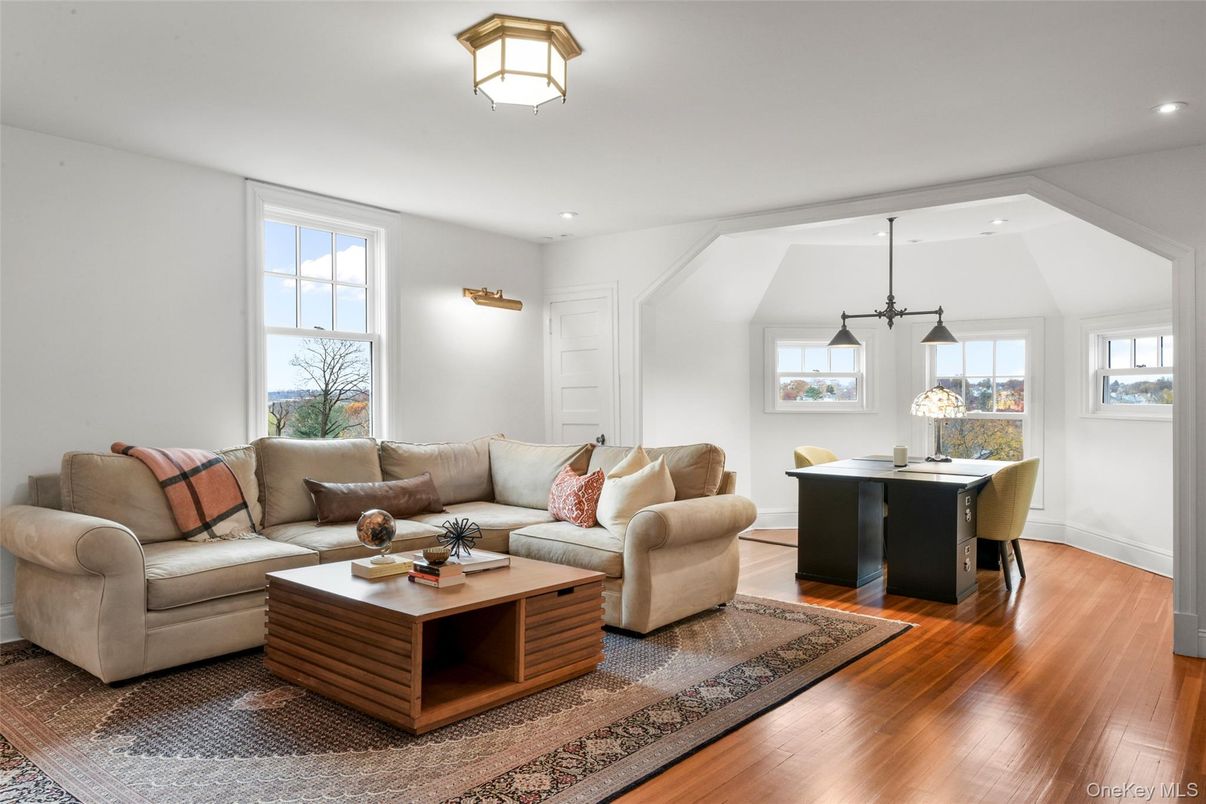 Dining room, Interior, Living room, Pendant Lights, Recessed Lighting, Wood Texture Flooring
