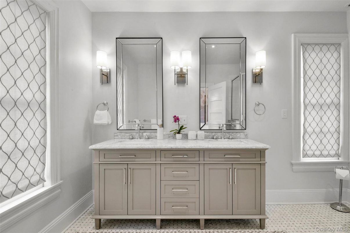 Bathroom, Dual Sink Vanities, Interior