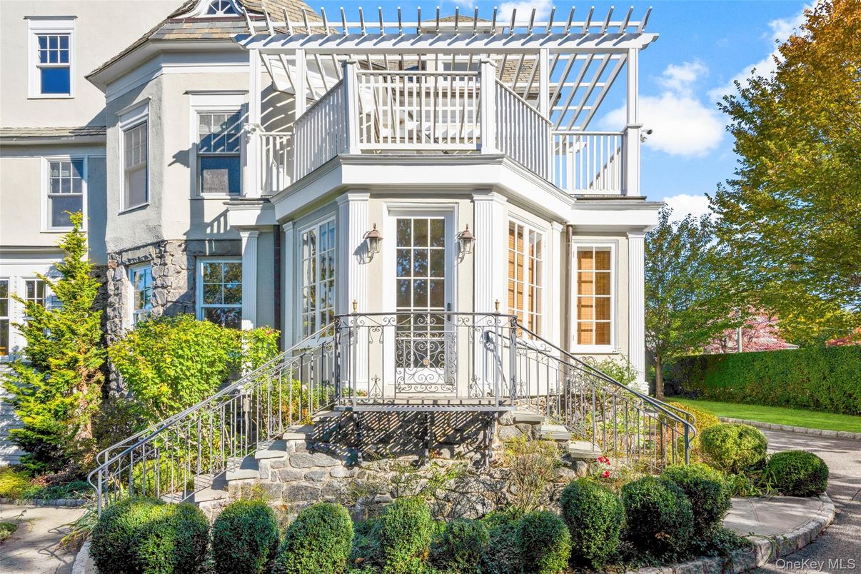 Exterior, Facade, Queen Anne Victorian