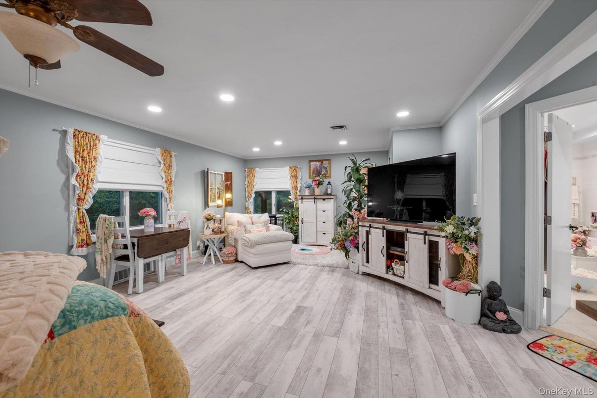 Interior, Recessed Lighting, Wood Texture Flooring