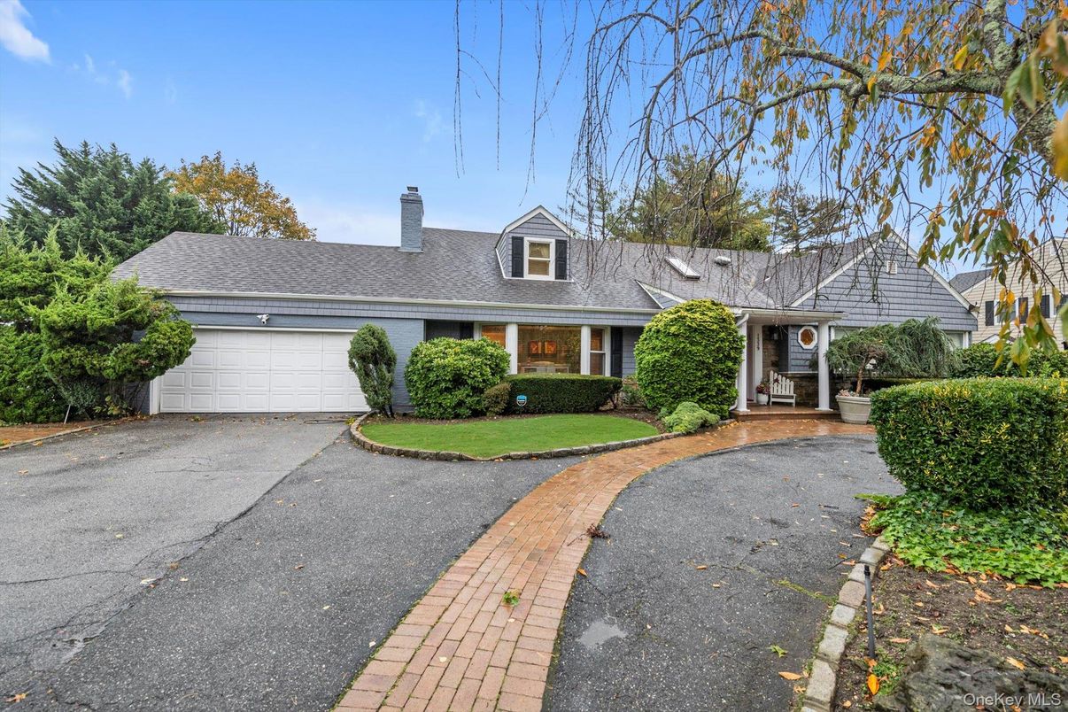 Attached, Exterior, Facade, Cape Cod