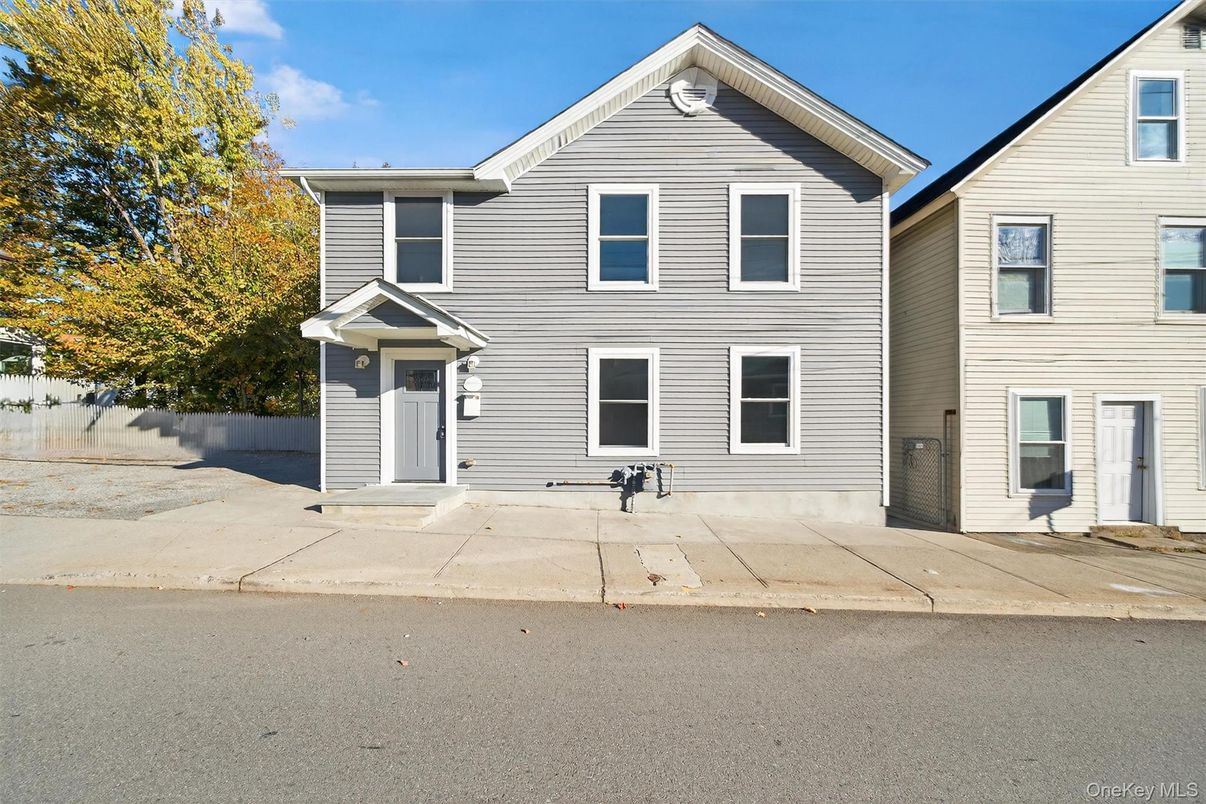 Exterior, Facade, Rowhouse