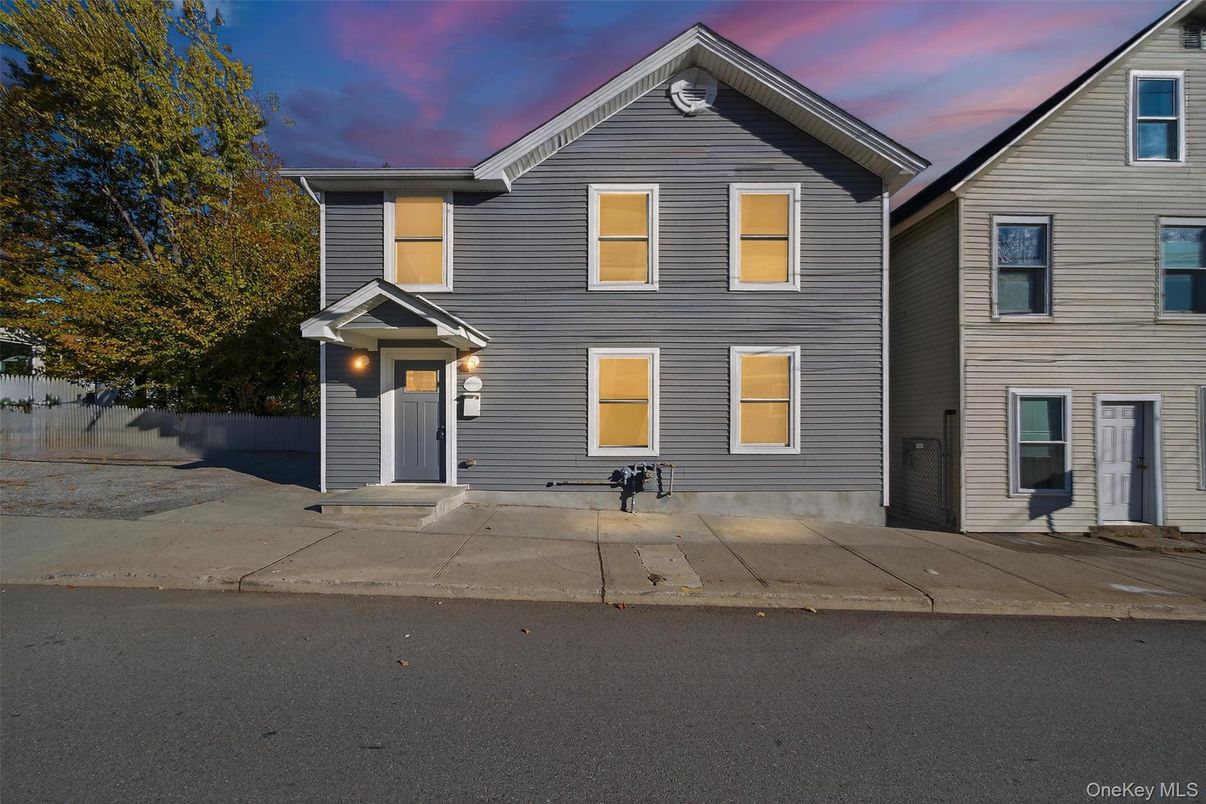 Exterior, Facade, Rowhouse