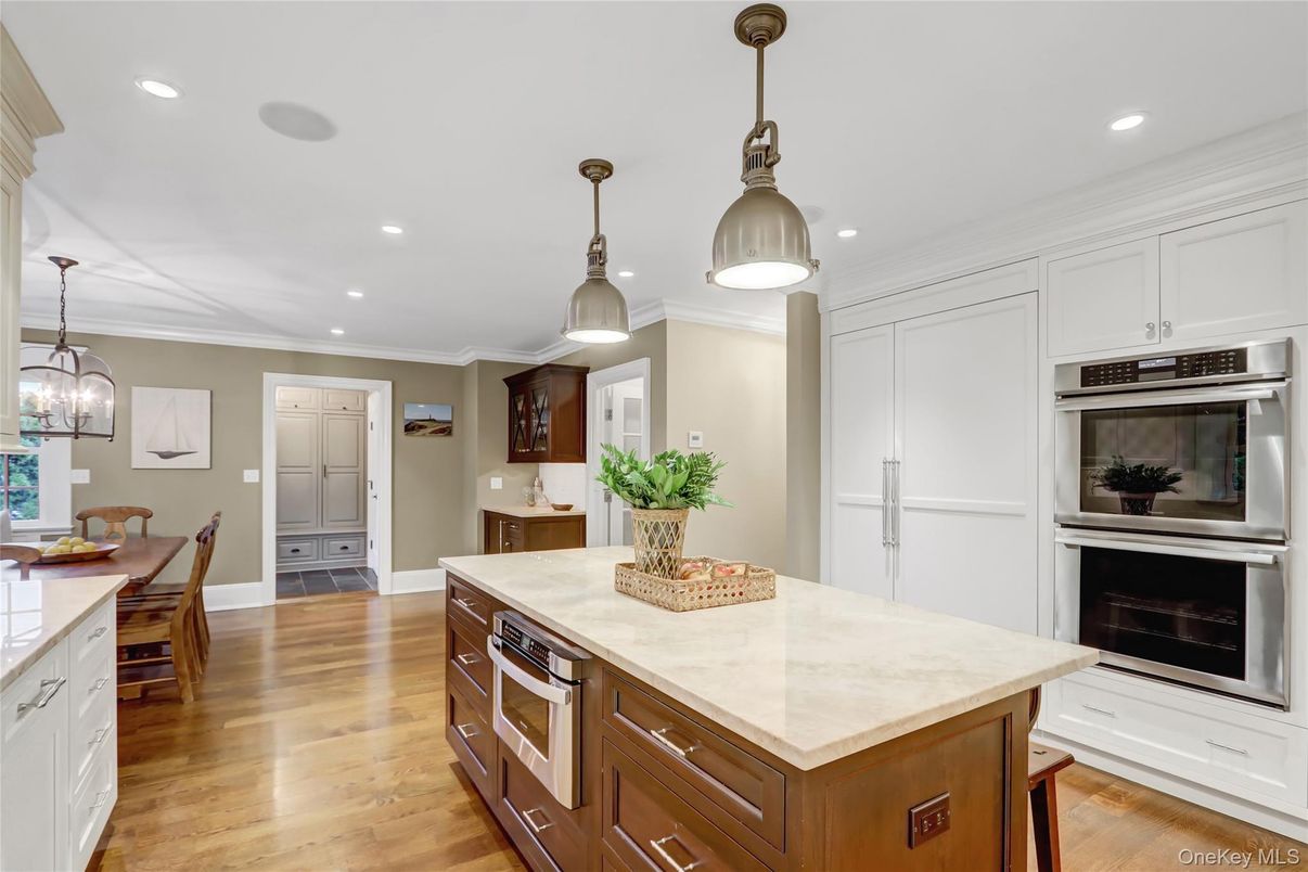 Dining room, Interior, Kitchen, Pendant Lights, Recessed Lighting, Stainless Steel Appliances, Wood Texture Flooring