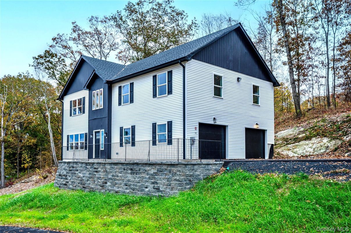 Attached, Exterior, Facade, Farmhouse