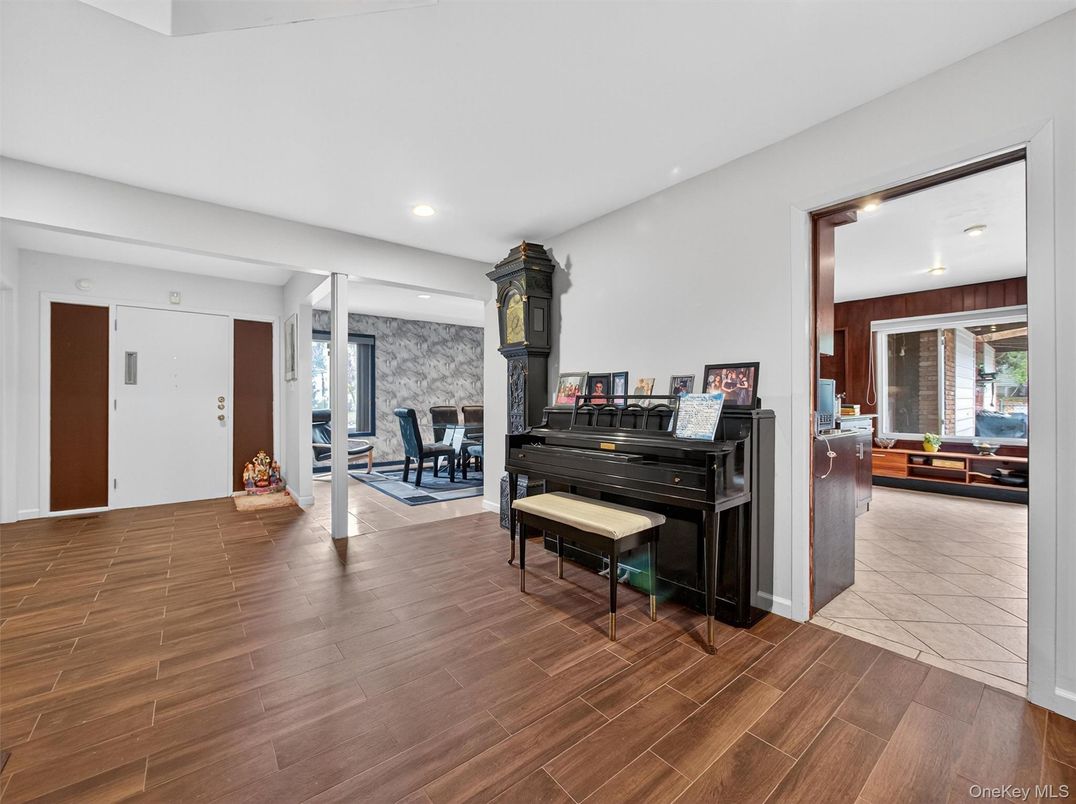 Interior, Piano, Recessed Lighting, Wood Texture Flooring