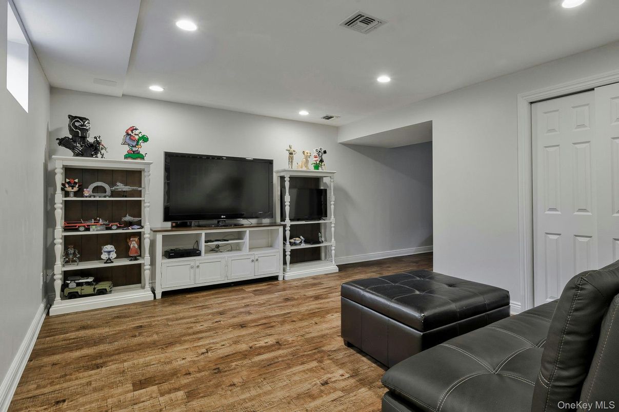 Interior, Recessed Lighting, Wood Texture Flooring