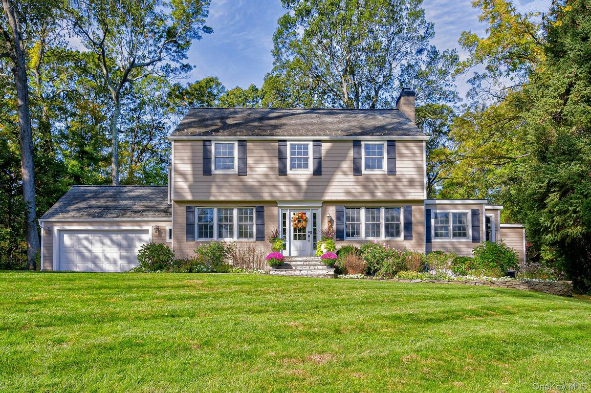 Attached, Exterior, Facade, Split Level