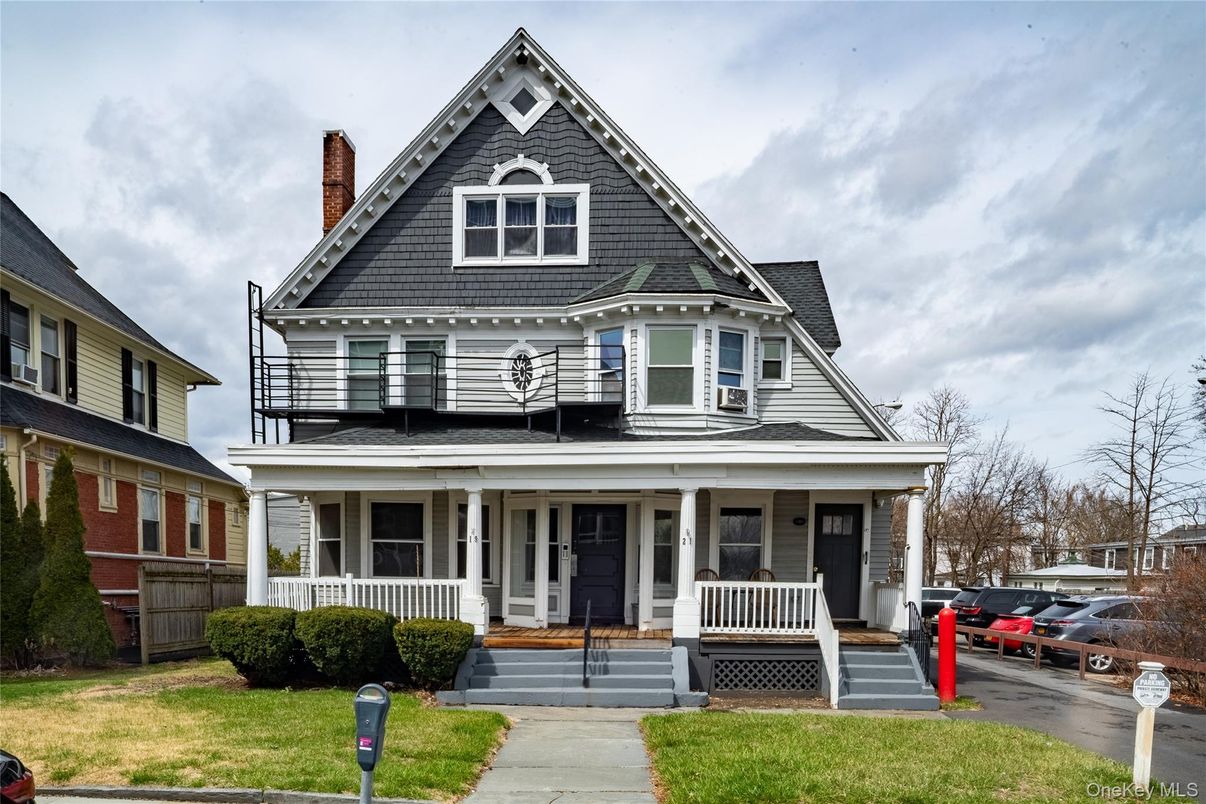 Exterior, Facade, Queen Anne Victorian