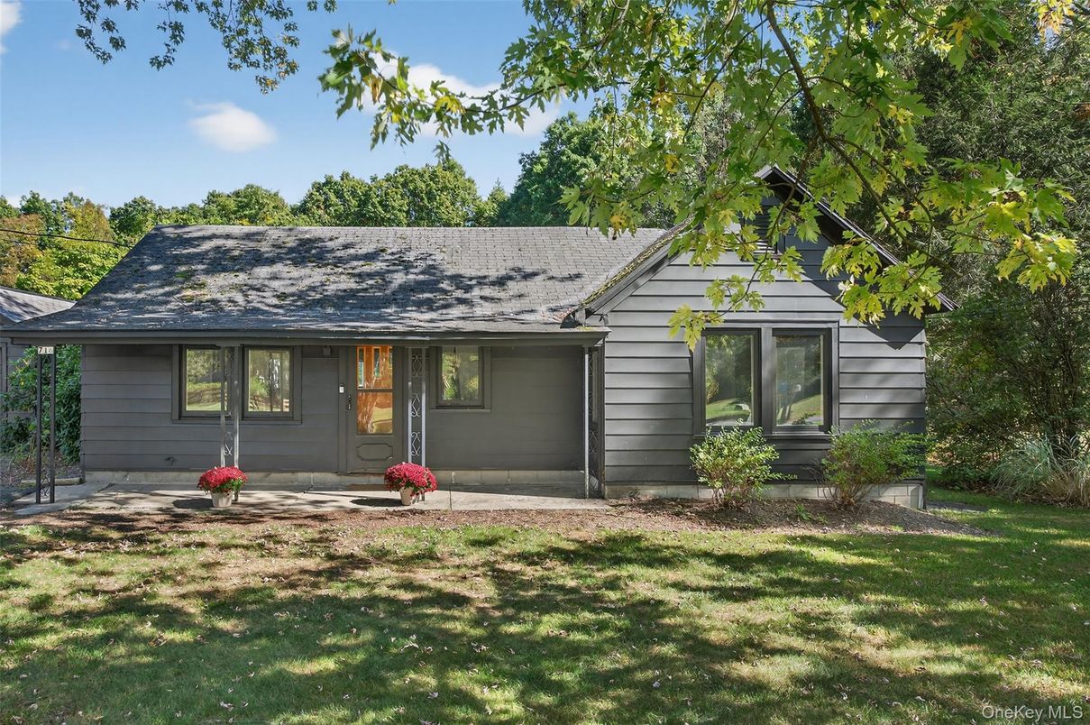 Exterior, Facade, Ranch