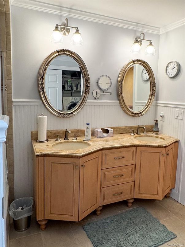 Bathroom, Dual Sink Vanities, Interior