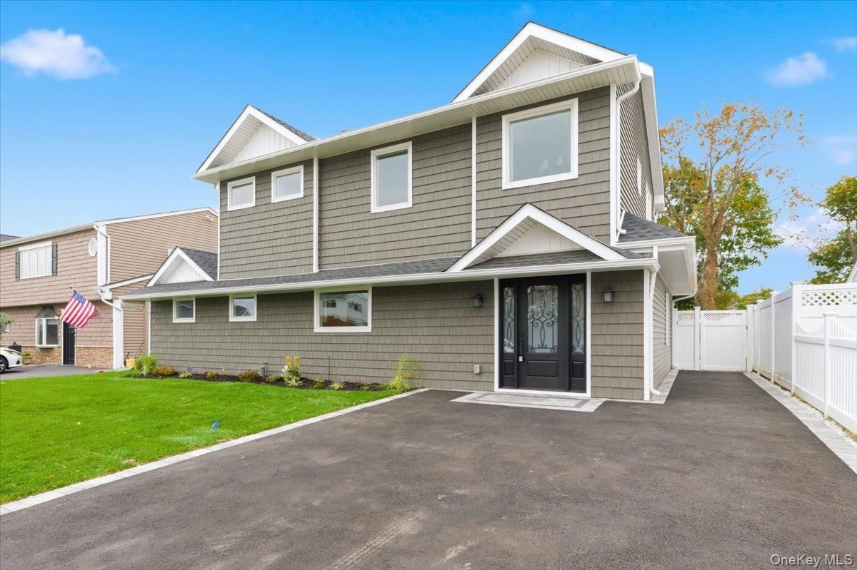 Exterior, Facade, American Foursquare