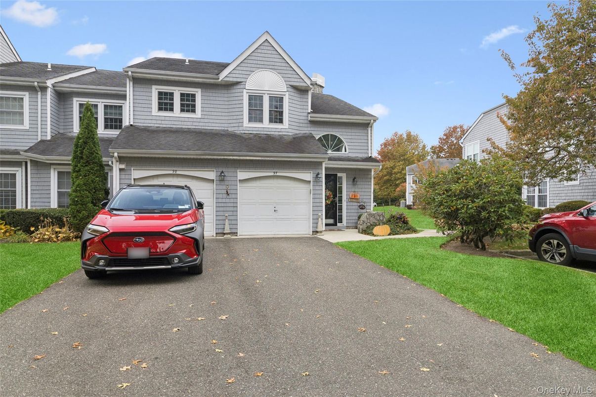 Attached, Exterior, Facade, Queen Anne Victorian