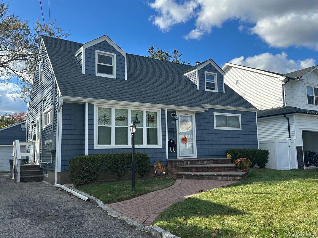 Exterior, Facade, Cape Cod