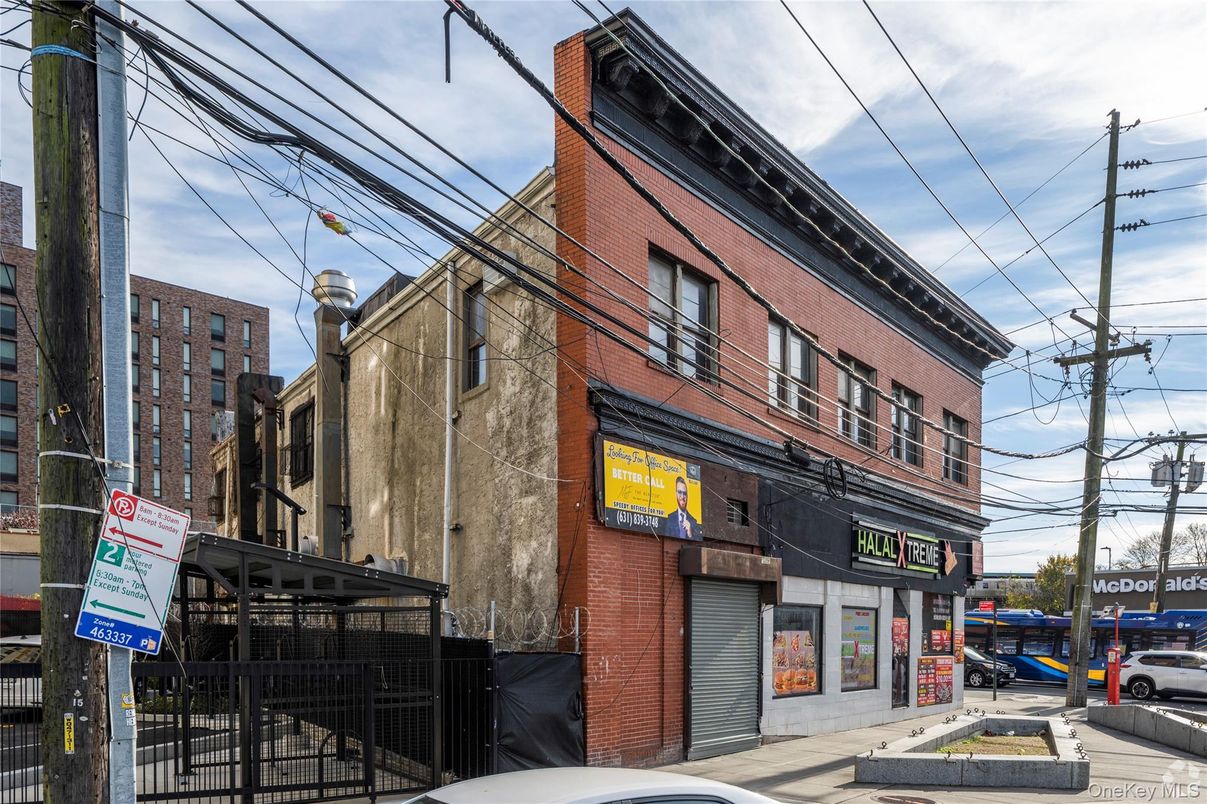 Exterior, Facade, Rowhouse