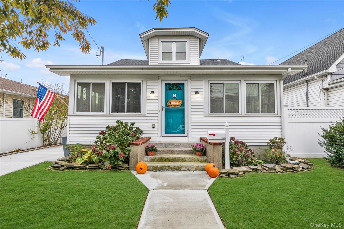 Exterior, Facade, Split Level