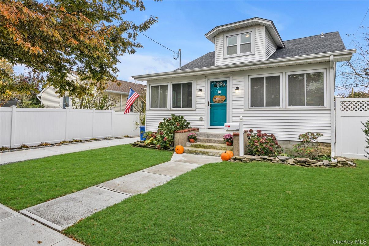 Exterior, Facade, Cape Cod