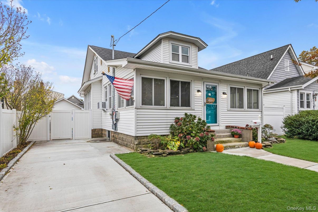 Exterior, Facade, Queen Anne Victorian