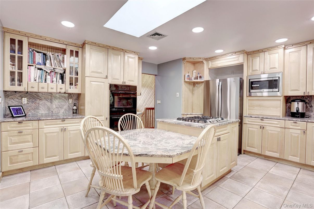 Dining room, Interior, Kitchen, Recessed Lighting, Stainless Steel Appliances