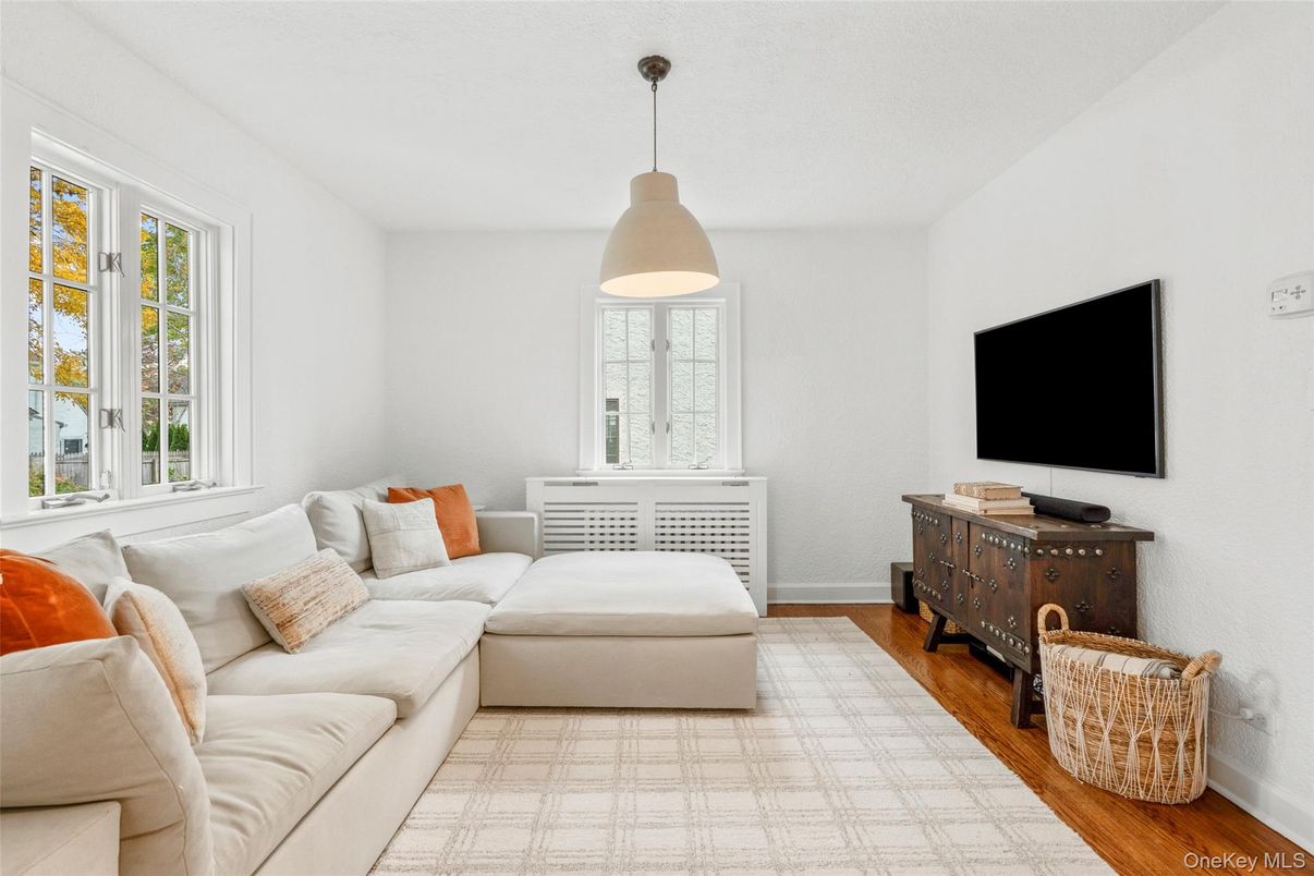 Interior, Living room, Pendant Lights, Wood Texture Flooring