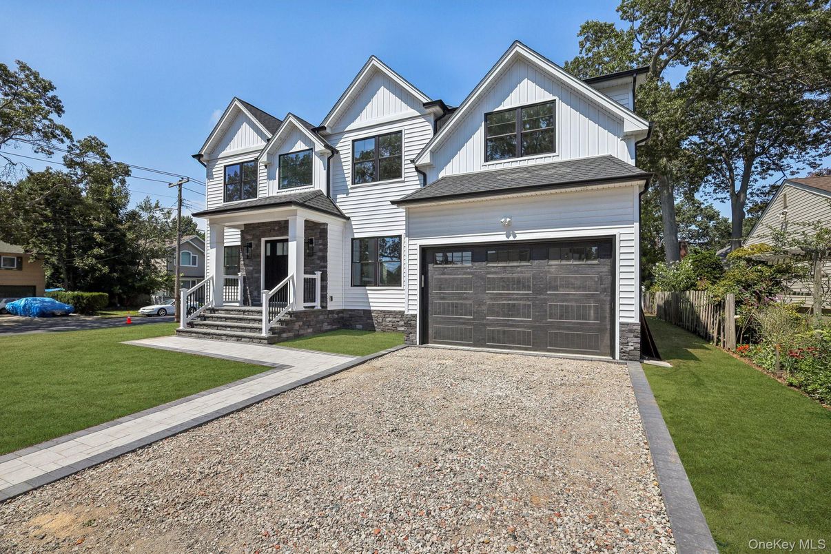 Attached, Exterior, Facade, Queen Anne Victorian