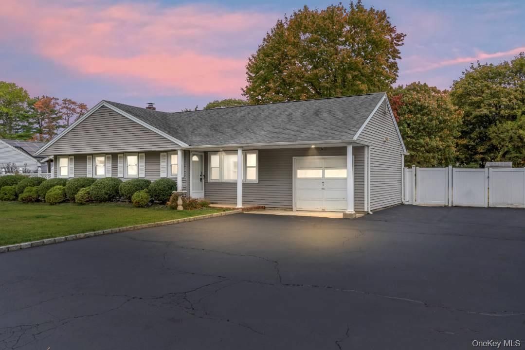 Attached, Exterior, Facade, Ranch