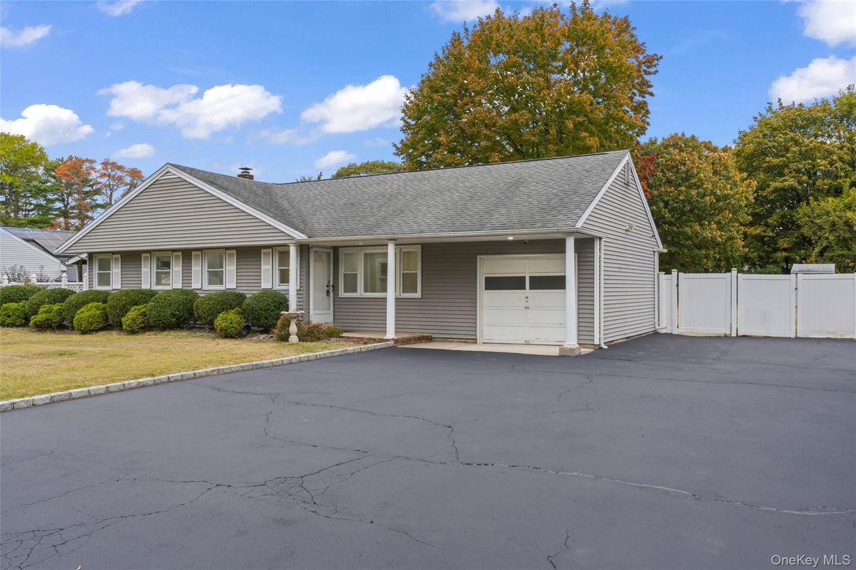 Attached, Exterior, Facade, Cape Cod