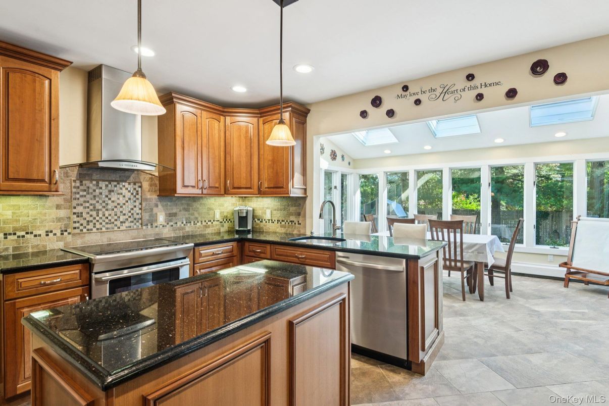 Dining room, Interior, Kitchen, Pendant Lights, Recessed Lighting, Stainless Steel Appliances