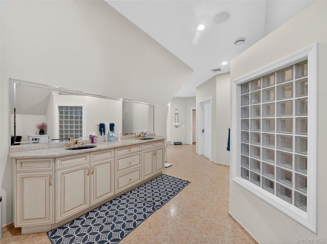 Bathroom, Dual Sink Vanities, Interior, Recessed Lighting