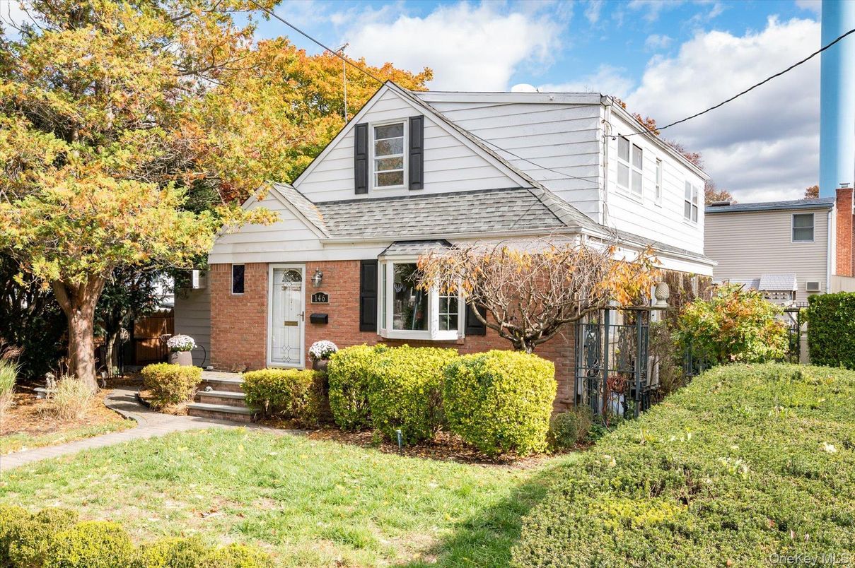 Exterior, Facade, Brick Facade, Queen Anne Victorian