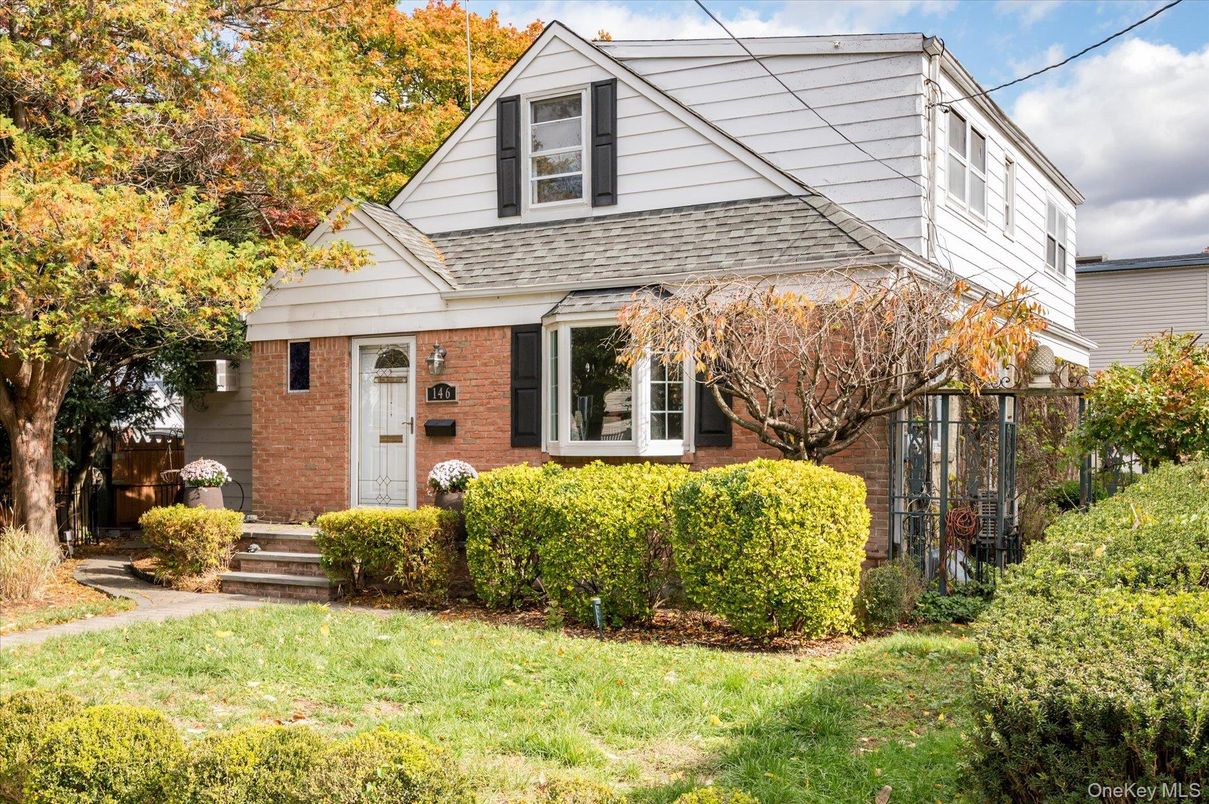 Exterior, Facade, Brick Facade, Queen Anne Victorian