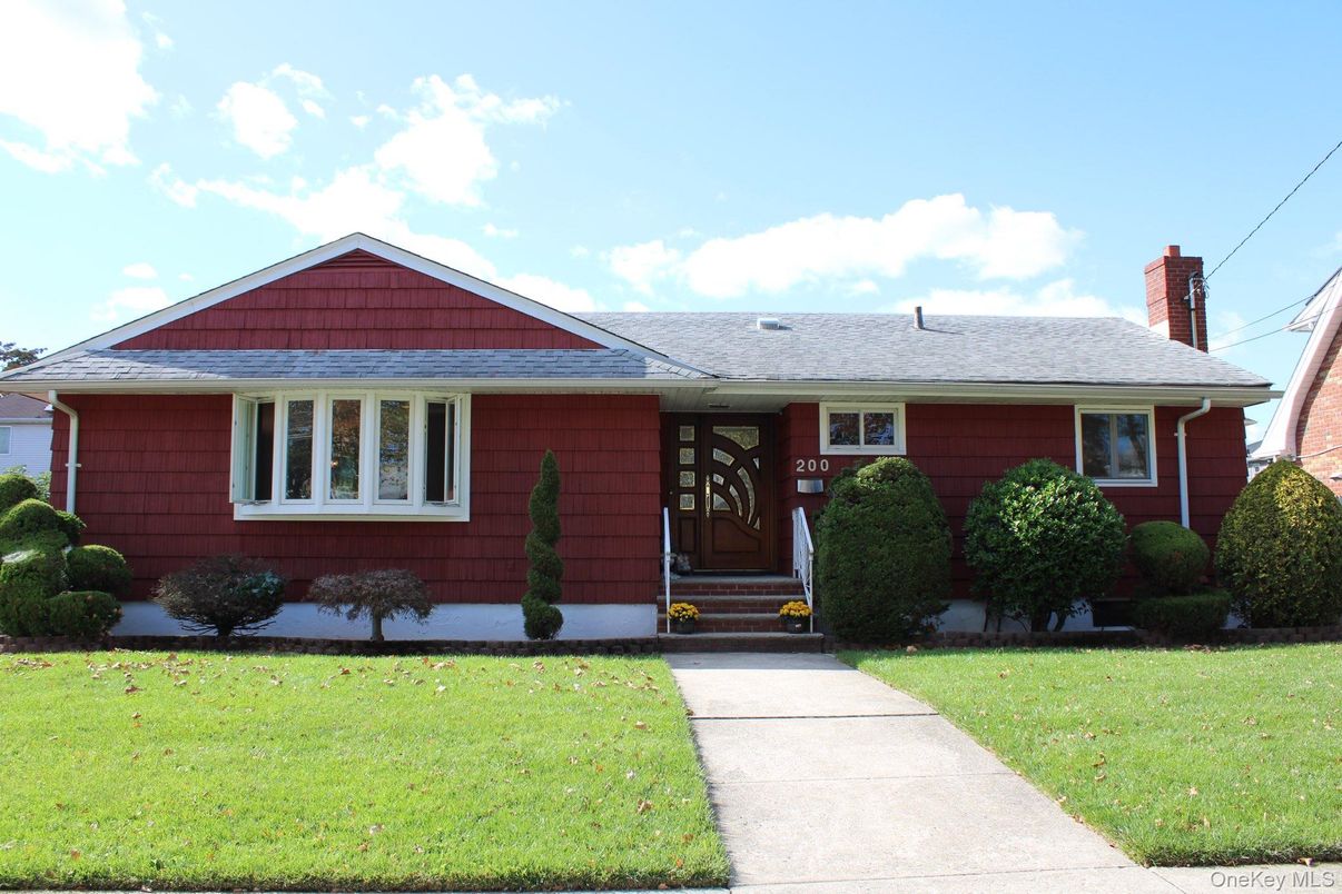 Exterior, Facade, Ranch