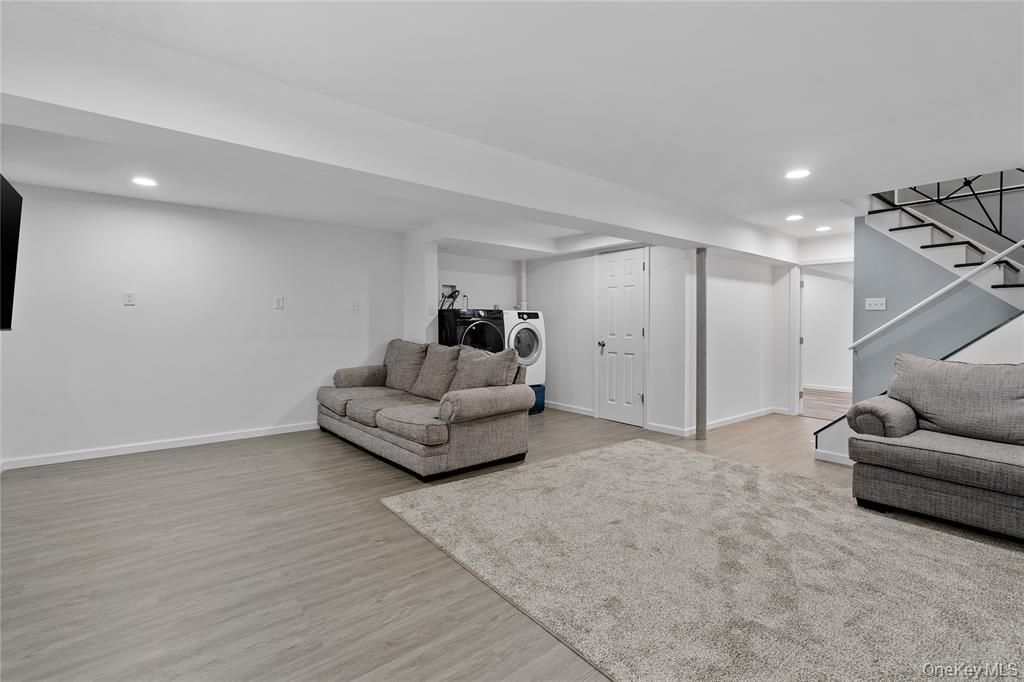 Interior, Recessed Lighting, Washer, Wood Texture Flooring