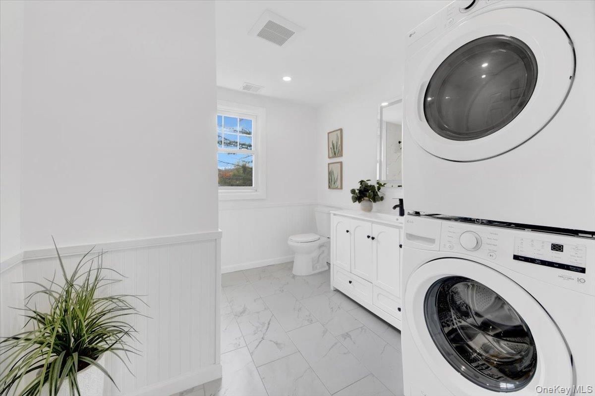 Bathroom, Interior, Marble, Recessed Lighting, Washer