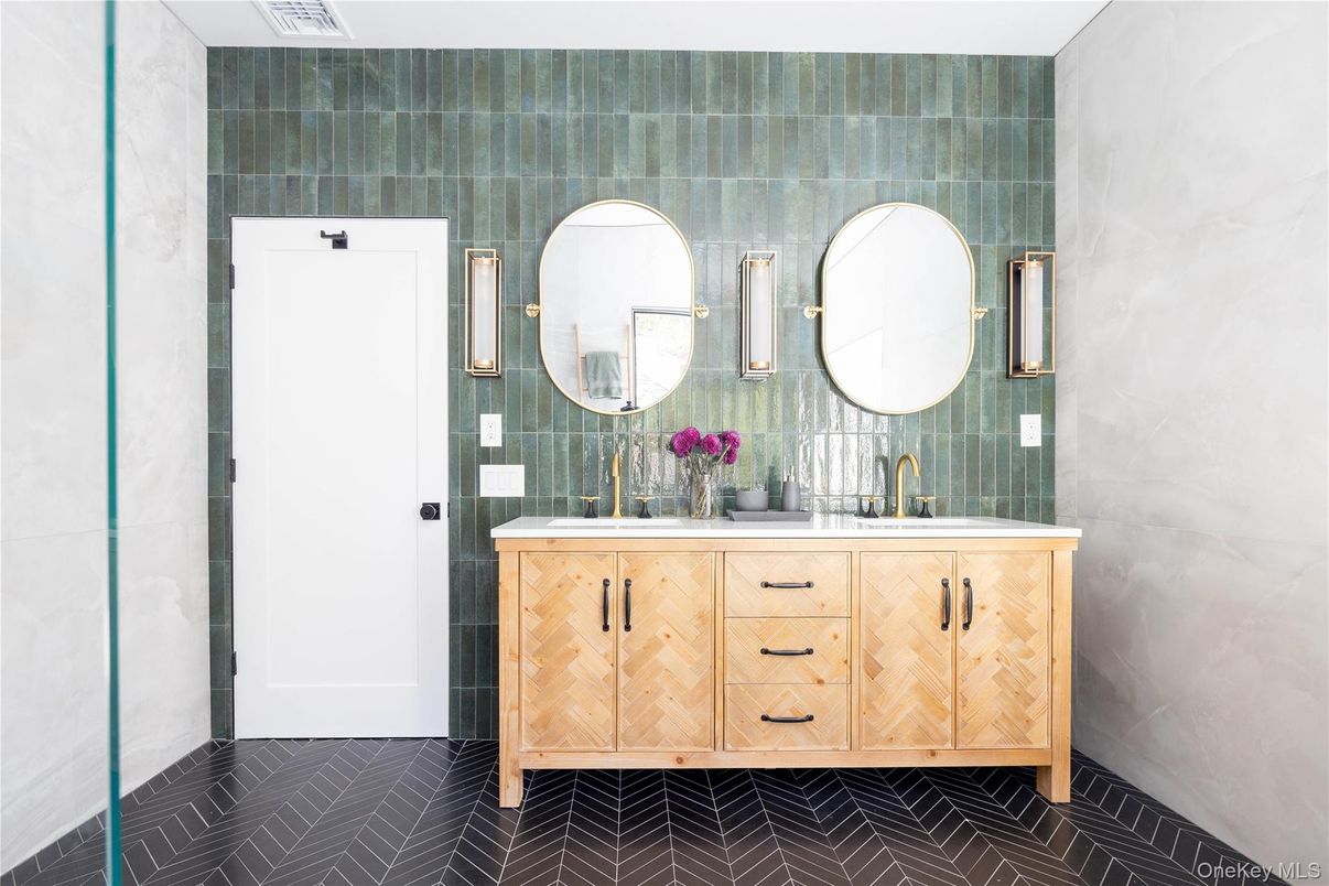 Bathroom, Dual Sink Vanities, Interior
