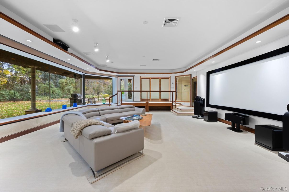 Interior, Living room, Projection Screen, Recessed Lighting, Theatre Room