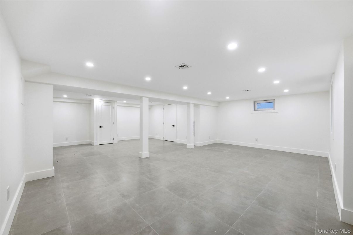 Empty room, Interior, Recessed Lighting
