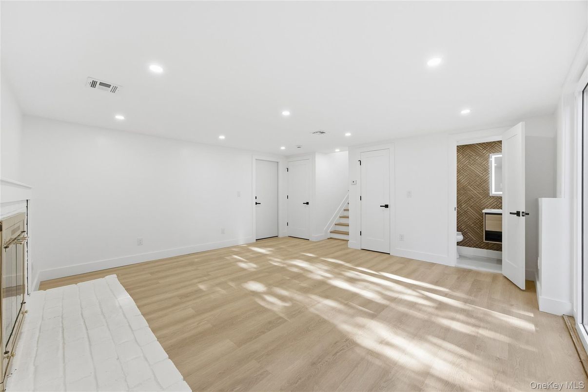 Empty room, Interior, Recessed Lighting, Wood Texture Flooring