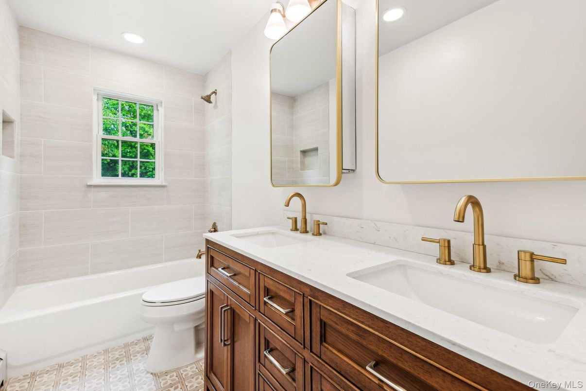 Bathroom, Dual Sink Vanities, Interior, Recessed Lighting