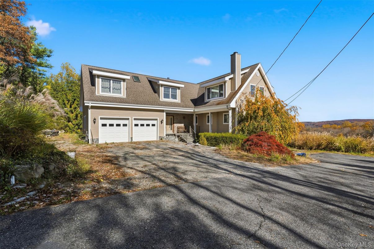 Attached, Exterior, Facade, Cape Cod