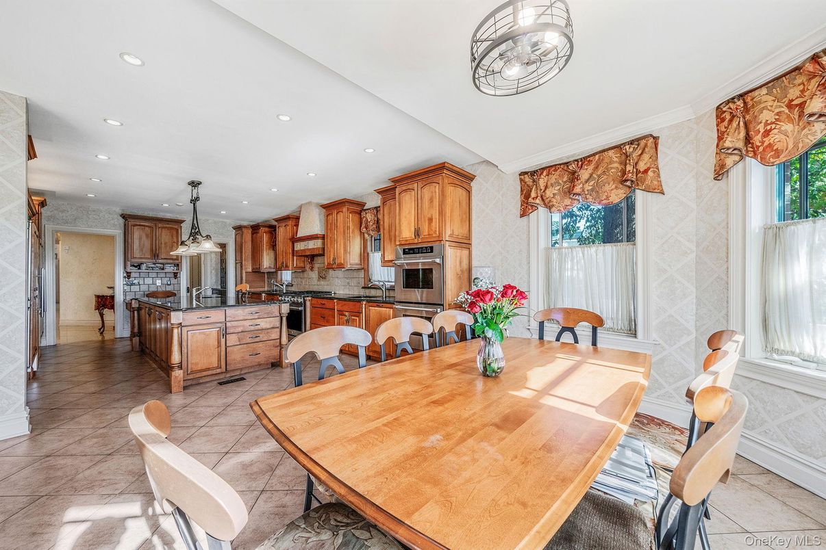 Dining room, Interior, Kitchen, Pendant Lights, Recessed Lighting, Stainless Steel Appliances