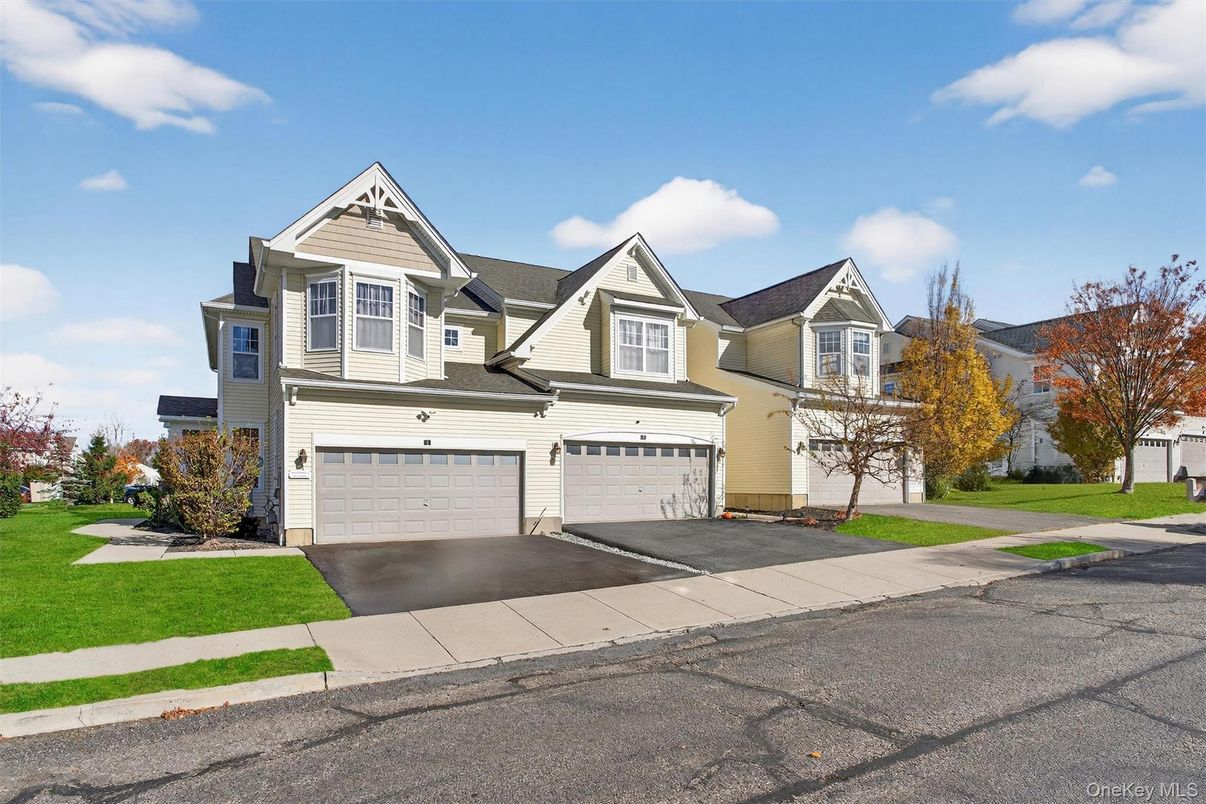 Attached, Exterior, Facade, Queen Anne Victorian