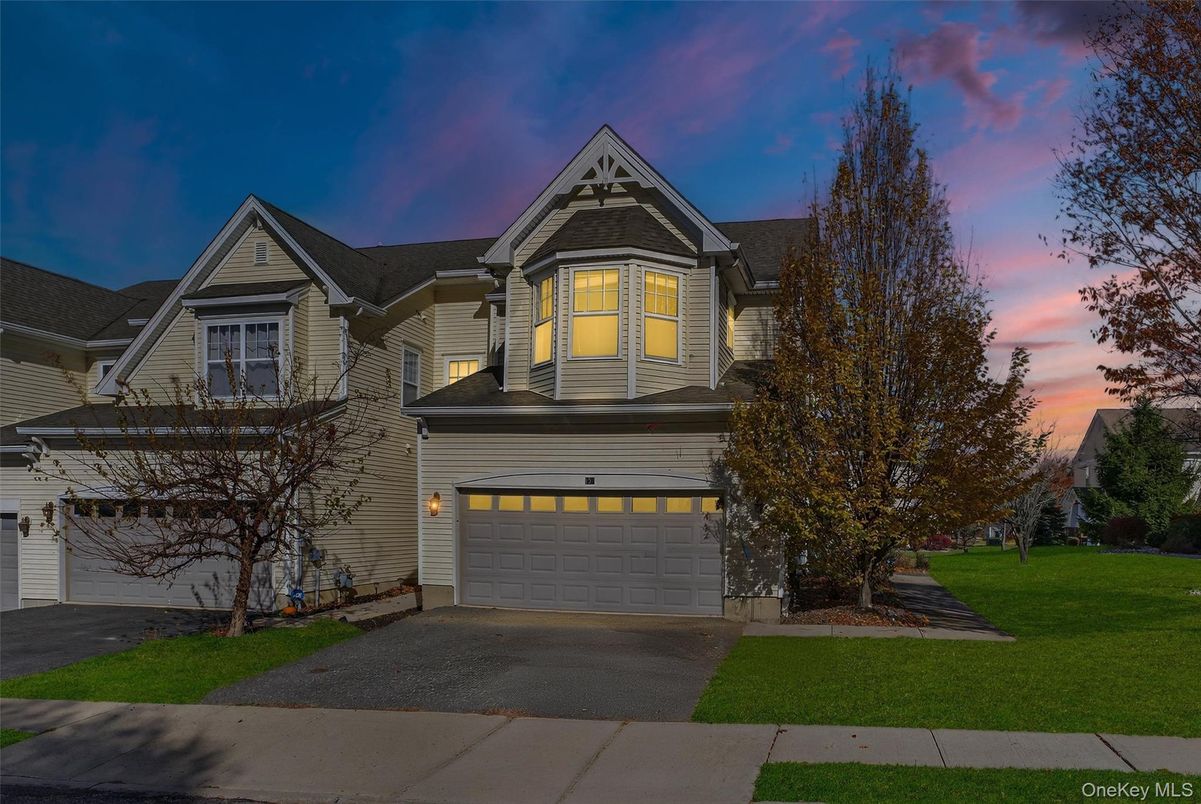 Attached, Exterior, Facade, Queen Anne Victorian